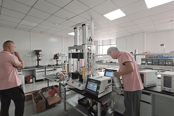 مشهد اختبار جسم خزان الماء الساخن