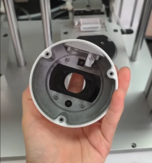 الجانب الخلفي لغطاء الكاميرا الأمامي