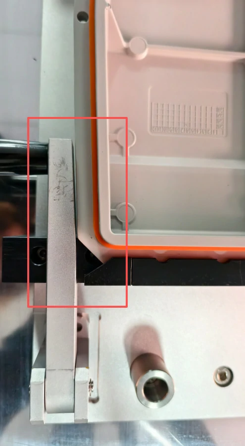 عندما يكون الاتجاه صحيحاً، يُغلق المزلاج بنجاح