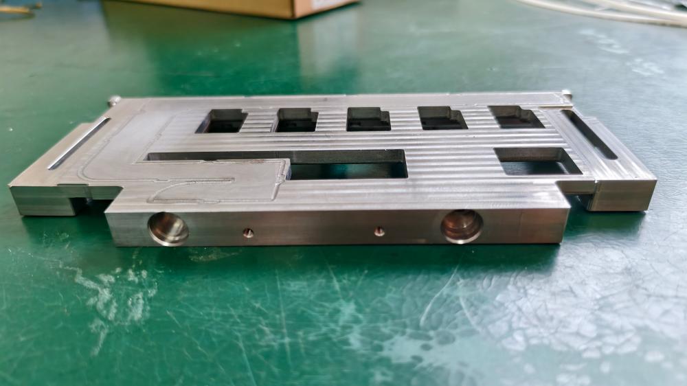 فتحة دخول الهواء في قطعة CNC